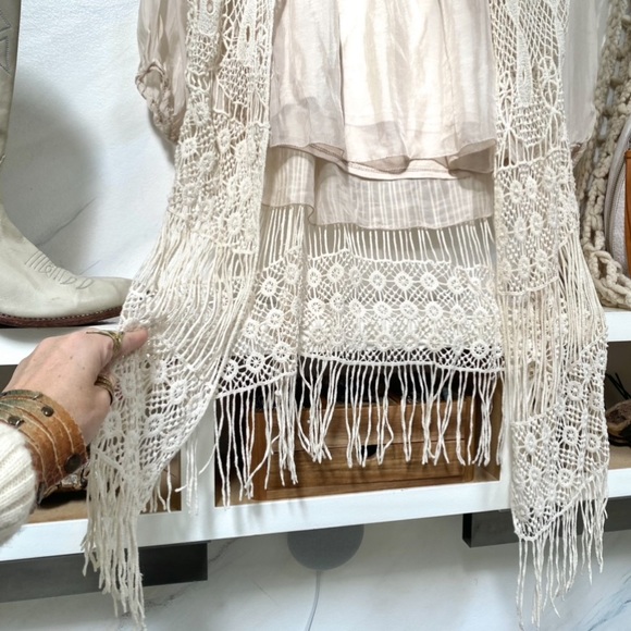 Sweet fringe for days prairie crochet vintage vest w western/Gypsy/hippy vibe - Picture 2 of 11